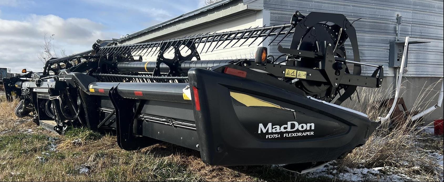 2017 MacDon FD75D Equipment Image0