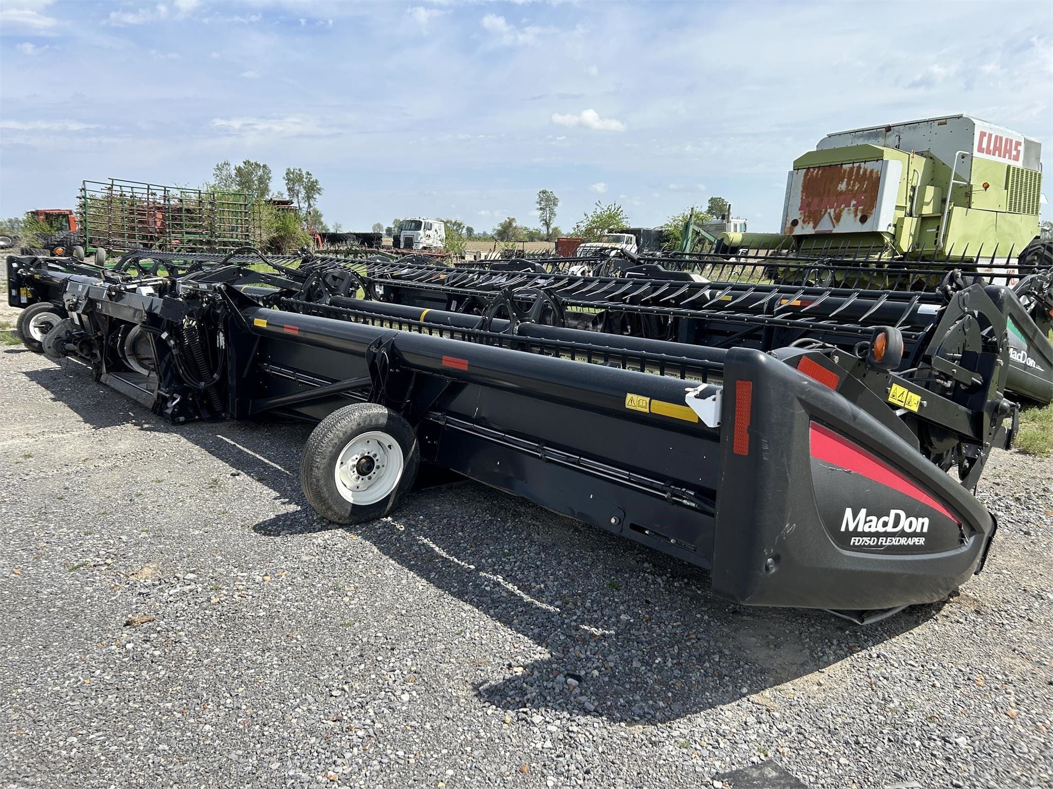 2017 MacDon FD75D Equipment Image0