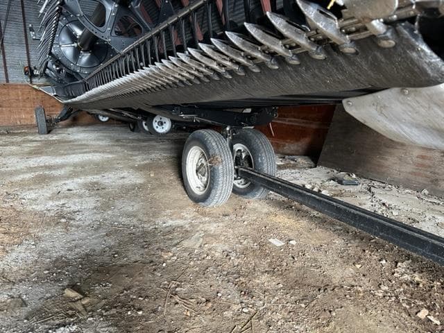 Image of MacDon FD75D equipment image 3