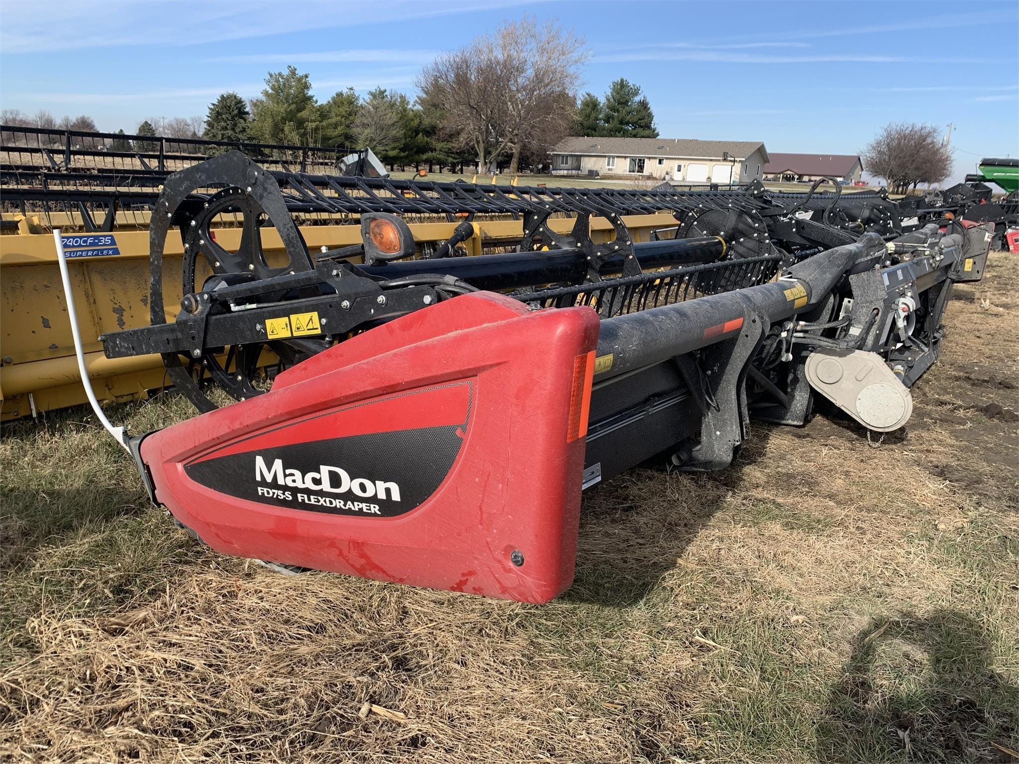 2017 MacDon FD75S Equipment Image0