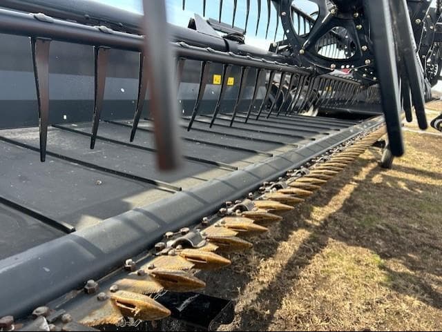 Image of MacDon FD75S equipment image 3