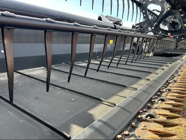 Image of MacDon FD75S equipment image 4