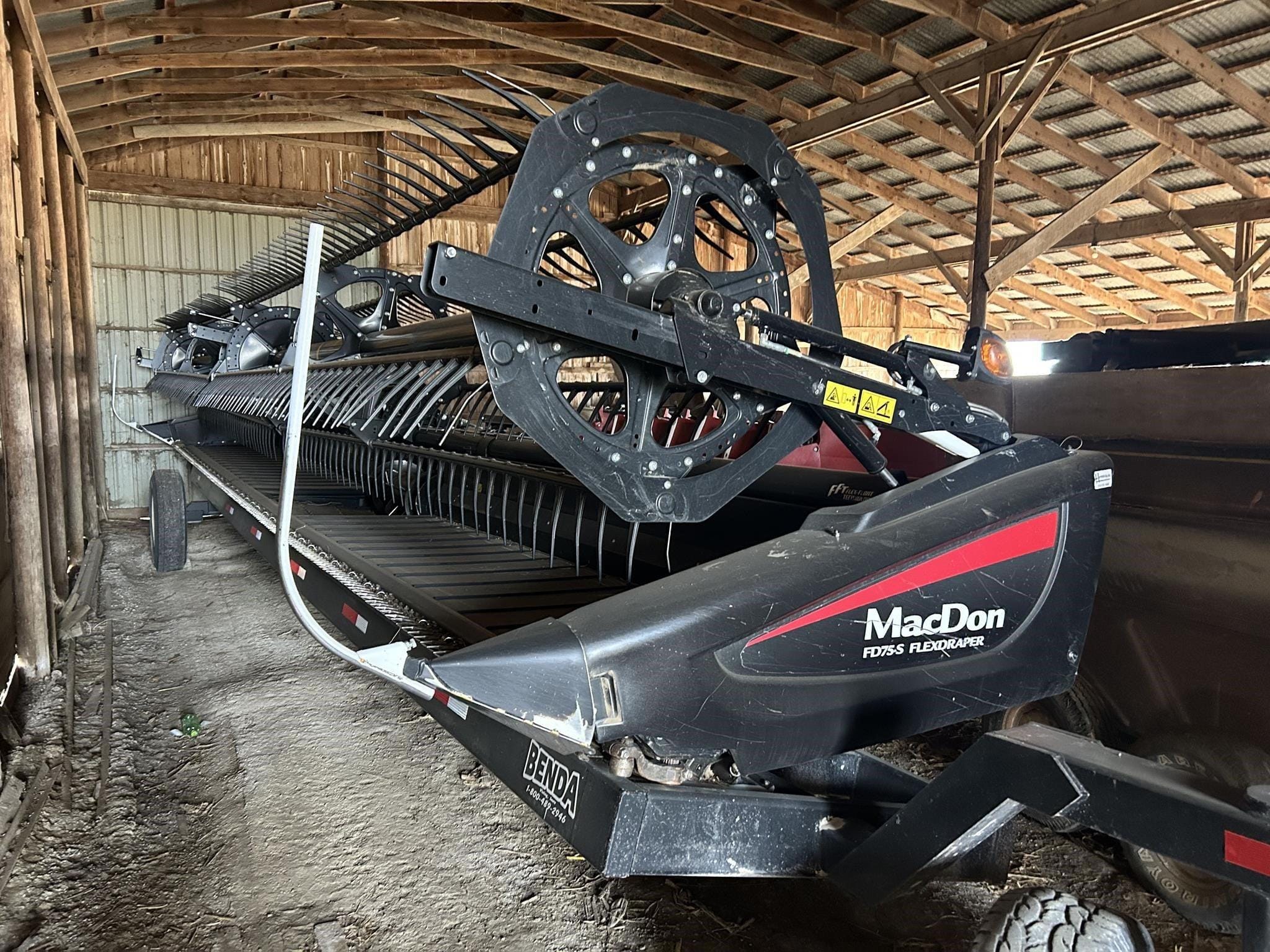 2017 MacDon FD75S Equipment Image0