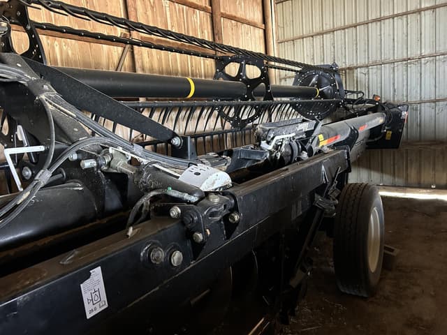 Image of MacDon FD75S equipment image 3