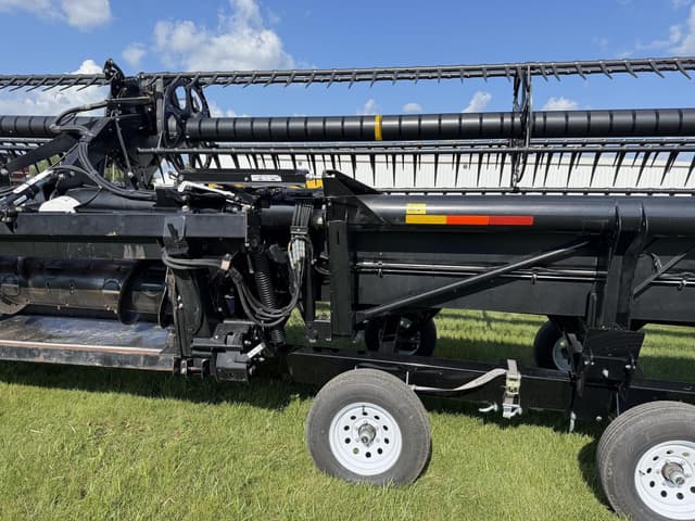 Image of MacDon FD75S equipment image 3