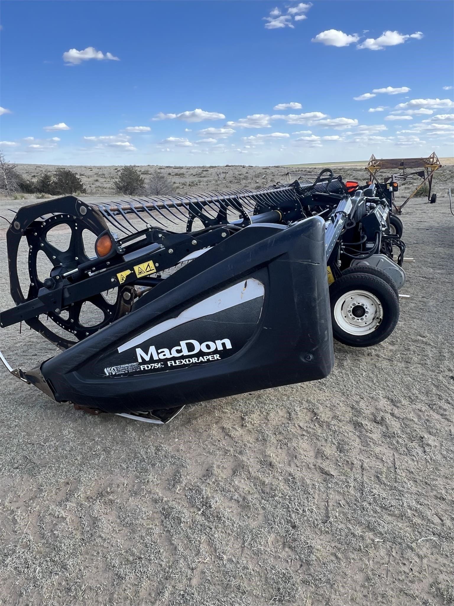 2017 MacDon FD75S Equipment Image0