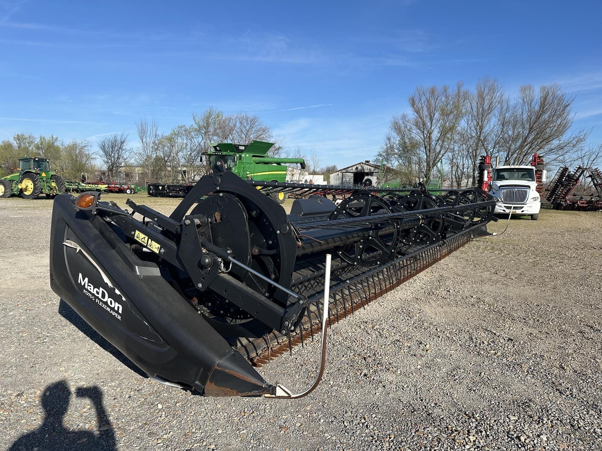 2017 MacDon FD75S Equipment Image0