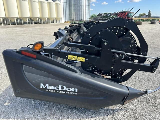 Image of MacDon FD75S equipment image 3