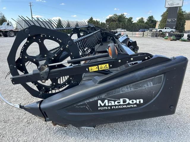 Image of MacDon FD75S equipment image 4