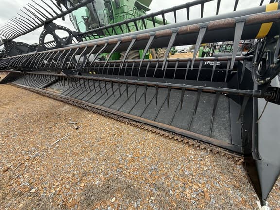 Image of MacDon FD75 equipment image 2