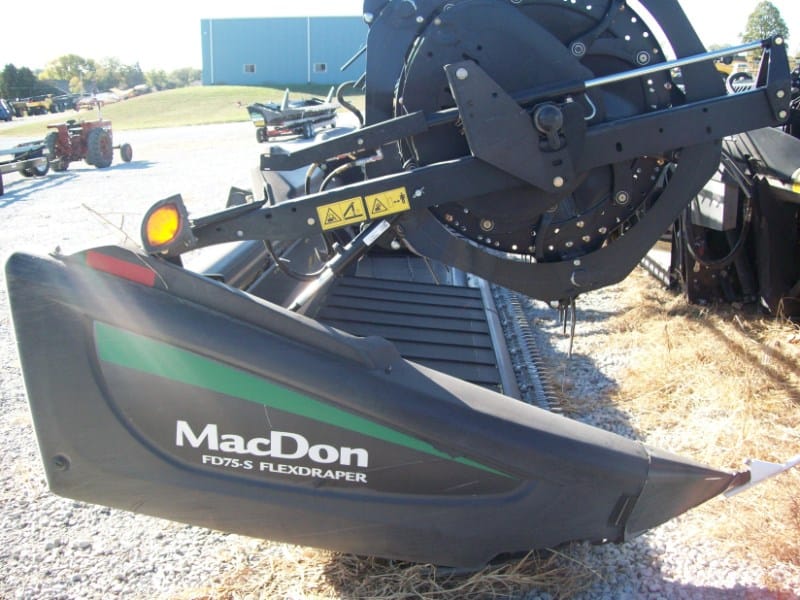 2017 MacDon FD75S Equipment Image0