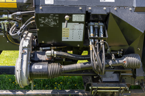 Image of MacDon FD75S equipment image 4