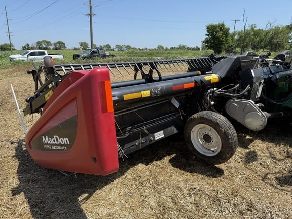 2017 MacDon FD75S Equipment Image0