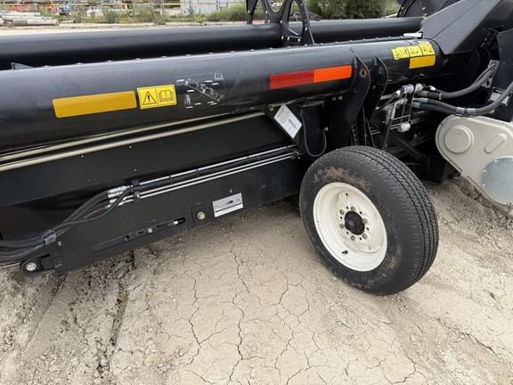 Image of MacDon FD75S equipment image 4
