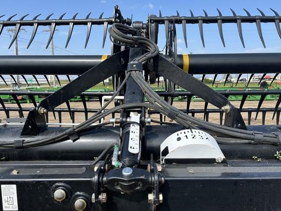 Image of MacDon FD75S equipment image 3