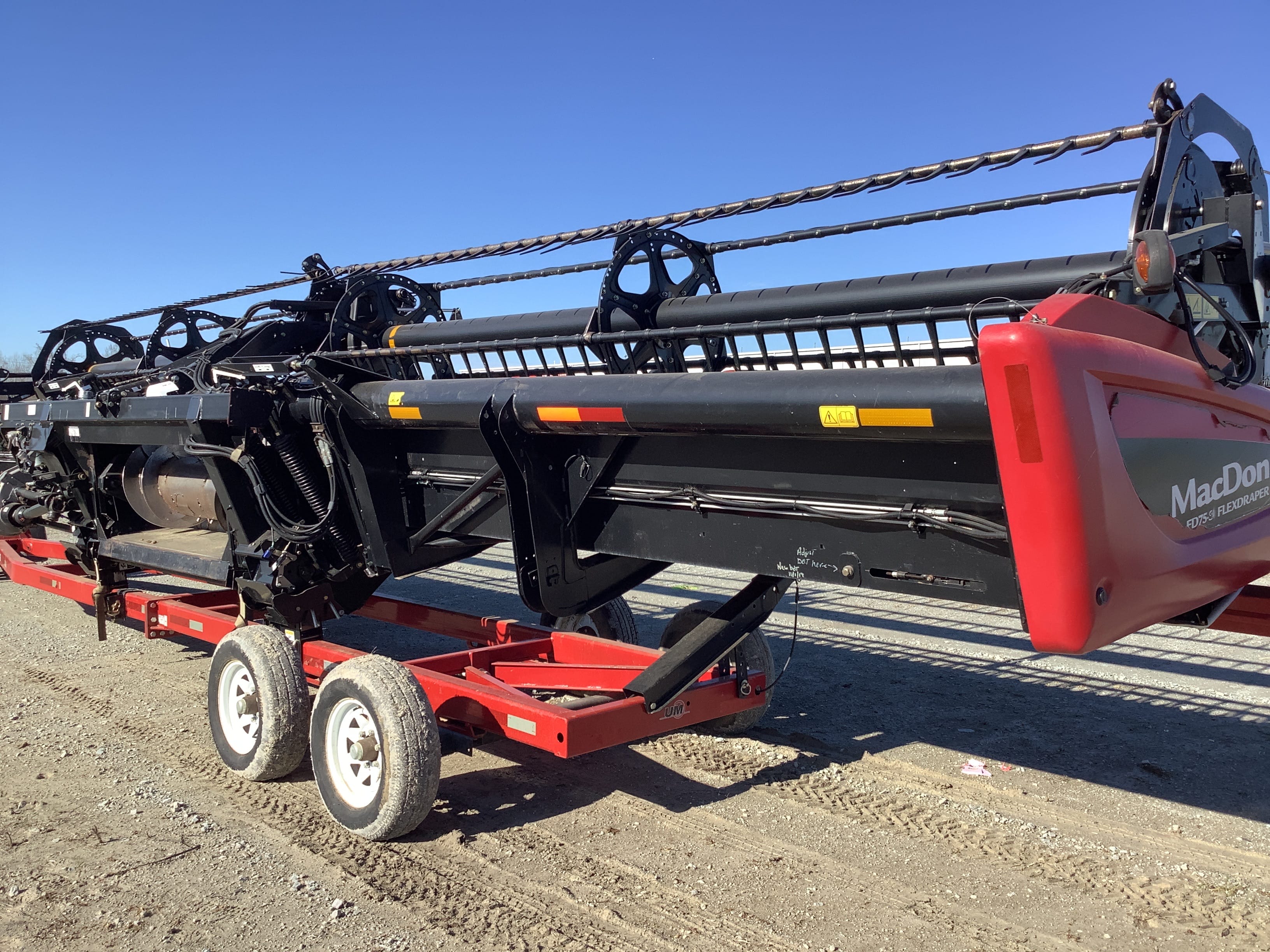 2017 MacDon FD75S Equipment Image0