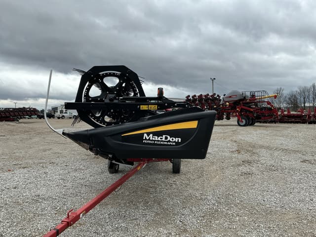 Image of MacDon FD75D equipment image 3