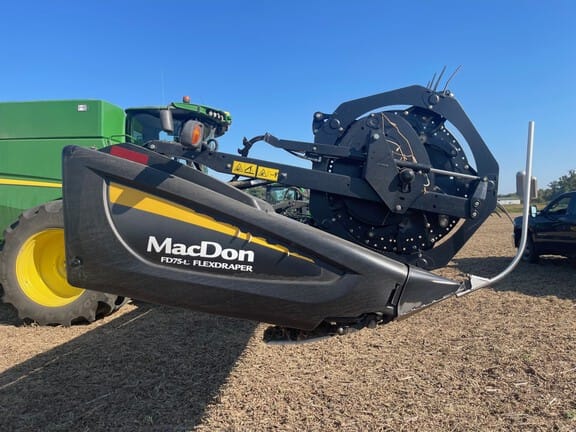 2017 MacDon FD75D Equipment Image0