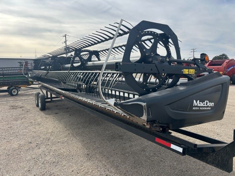 2017 MacDon FD75 Equipment Image0