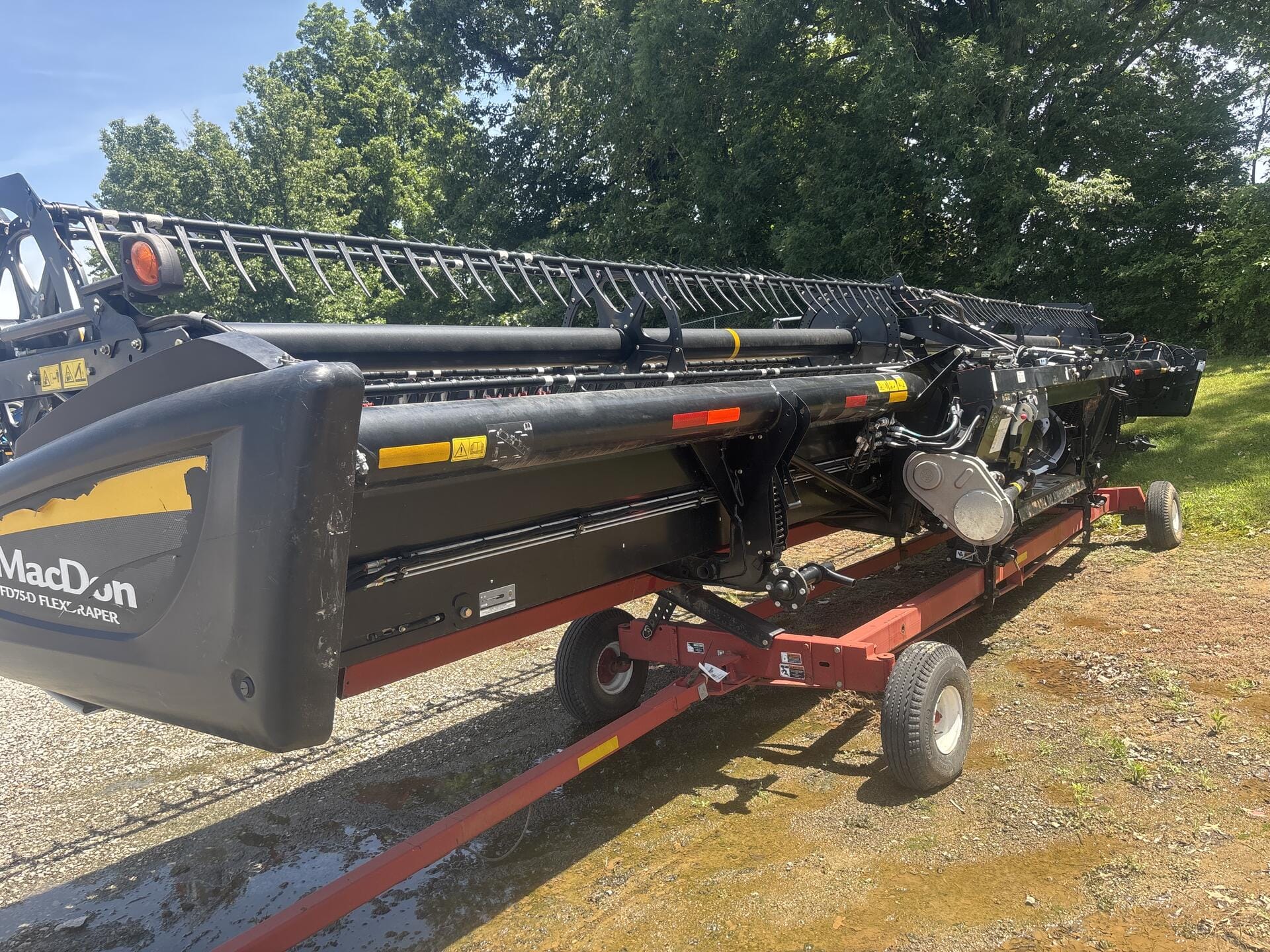 2017 MacDon FD75D Equipment Image0