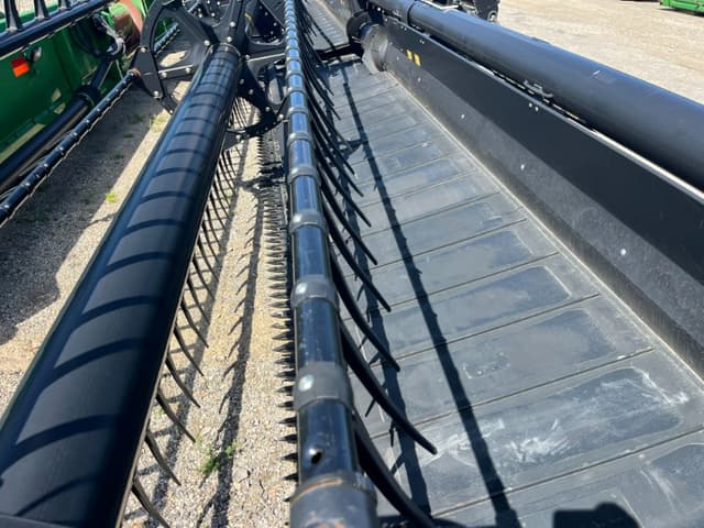 Image of MacDon FD75D equipment image 2
