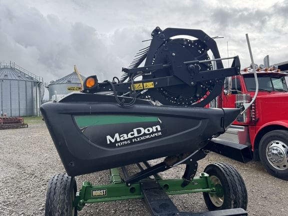 2017 MacDon FD75S Equipment Image0