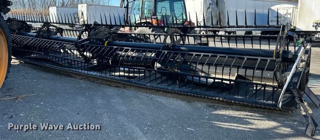 Image of MacDon FD75S equipment image 3