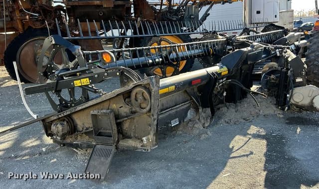 Image of MacDon FD75S equipment image 4