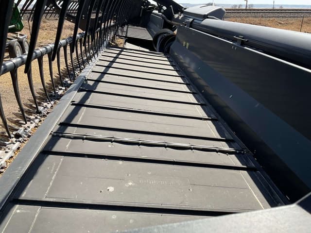 Image of MacDon FD75S equipment image 4