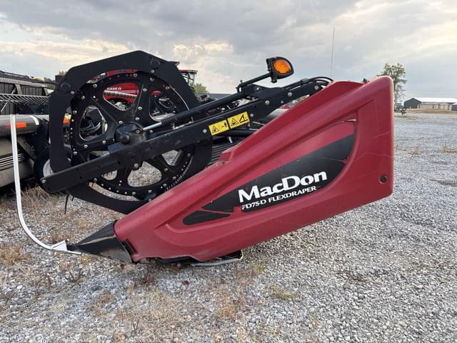 Image of MacDon FD75D equipment image 3