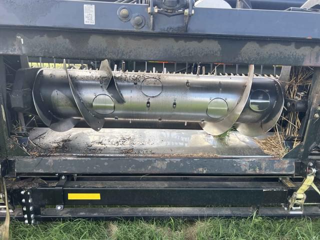 Image of MacDon FD75D equipment image 3