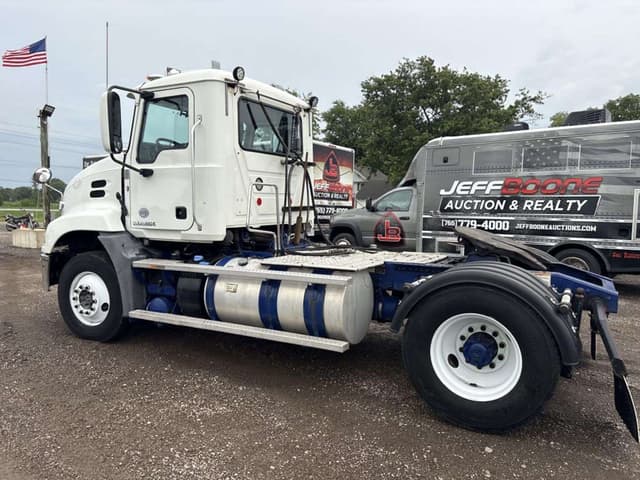 Image of Mack 600 equipment image 1