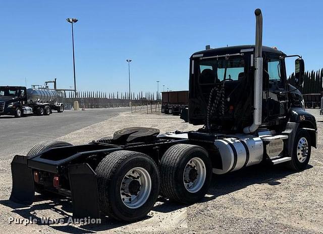 Image of Mack CXU613 equipment image 4