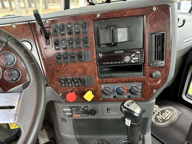 Image of Mack Granite GU713 equipment image 4