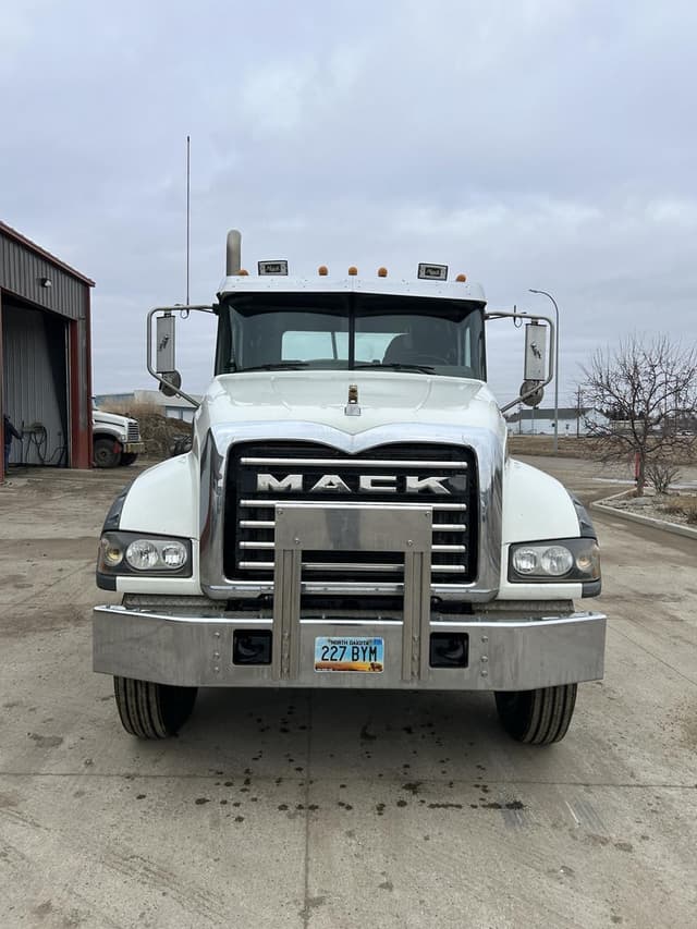 Image of Mack Granite GU713 equipment image 1