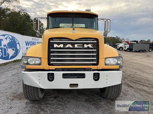 Image of Mack Granite GU713 equipment image 2