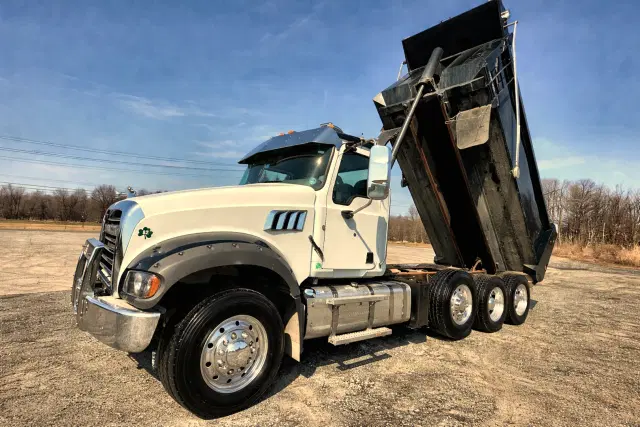 Image of Mack Granite GU713 equipment image 4