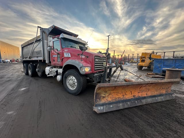 Image of Mack Granite GU713 equipment image 1