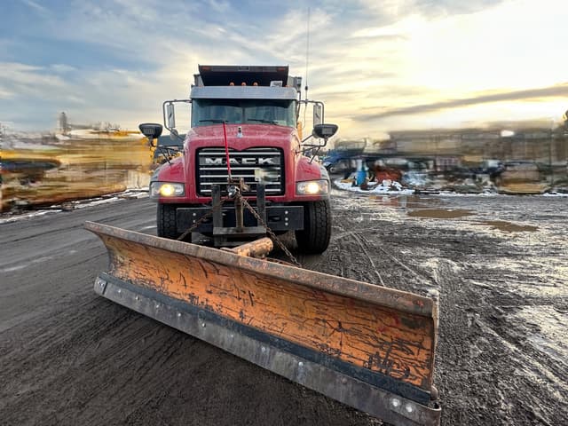 Image of Mack Granite GU713 equipment image 3