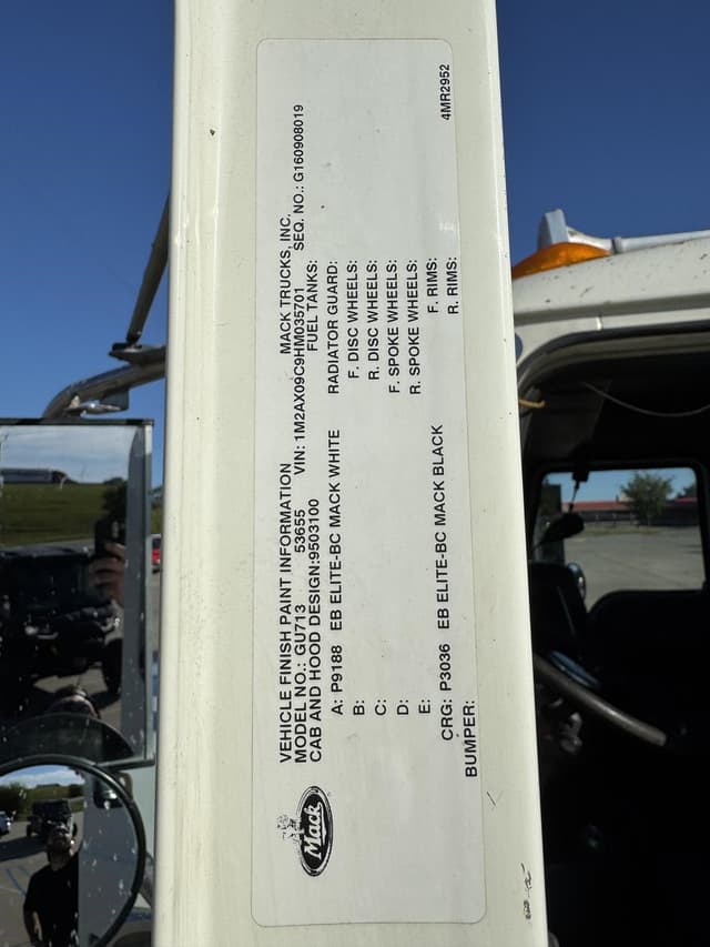 Image of Mack Granite GU713 equipment image 2