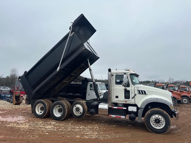 Image of Mack Granite GU713 equipment image 2