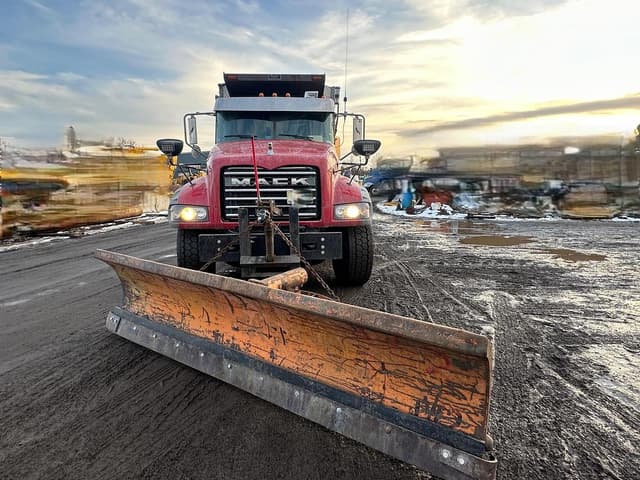 Image of Mack Granite GU713 equipment image 2
