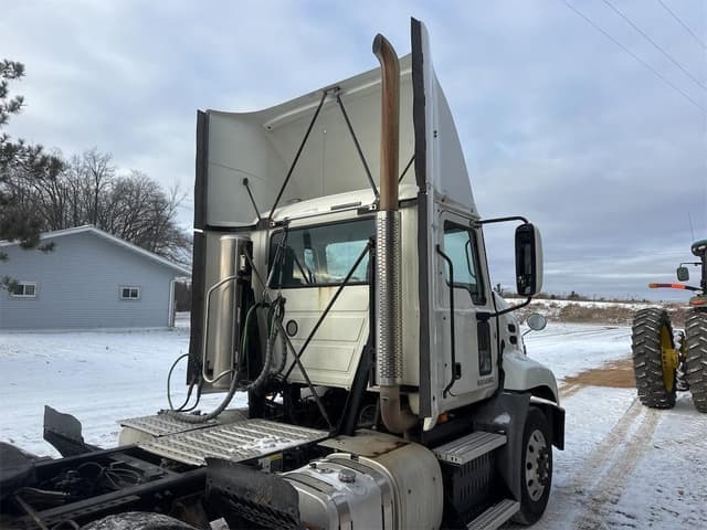 Image of Mack Pinnacle CXU613 equipment image 3