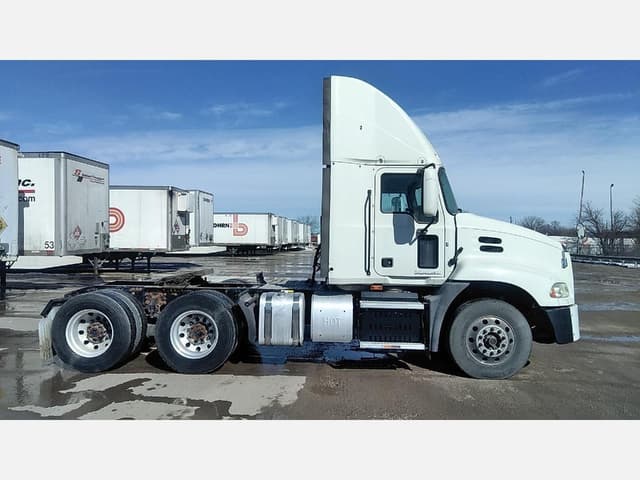 Image of Mack Pinnacle CXU613 equipment image 3