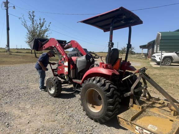 Image of Mahindra 1533 equipment image 2