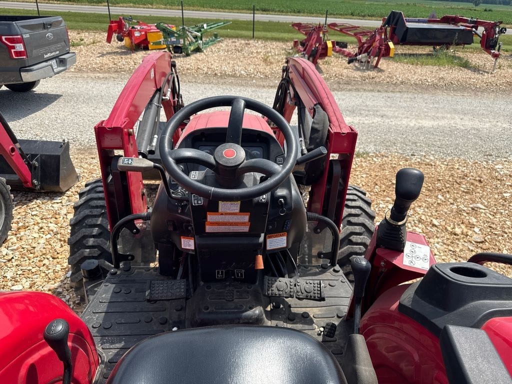 2017 Mahindra 3540 Equipment Image0