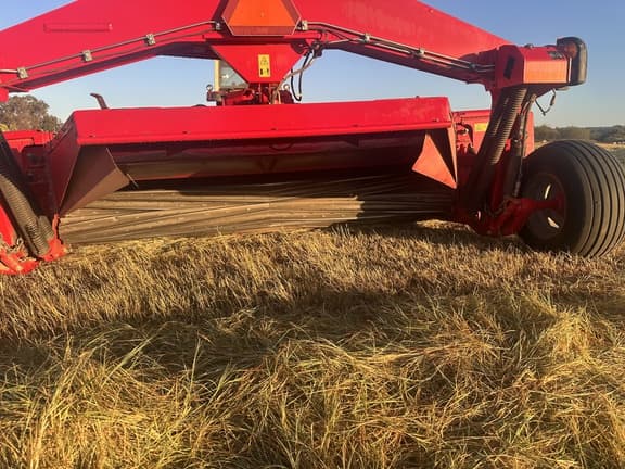 Image of Massey Ferguson 1383 equipment image 4