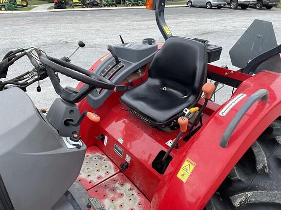 Image of Massey Ferguson 2705E equipment image 2