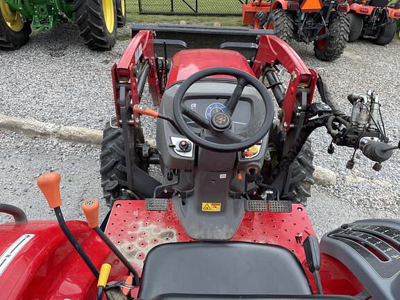 Image of Massey Ferguson 2705E equipment image 3