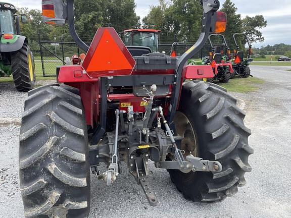 Image of Massey Ferguson 2705E equipment image 4